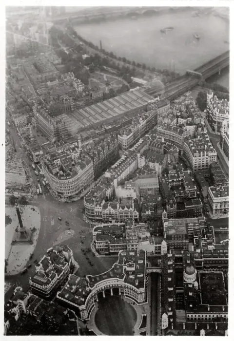 Framed Print : Aerial view of Trafalgar Square, London, from a Zeppelin, 1931 (1933) Framed Print : Aerial view of Trafalgar Square, London, from a Zeppelin, 1931 (1933)