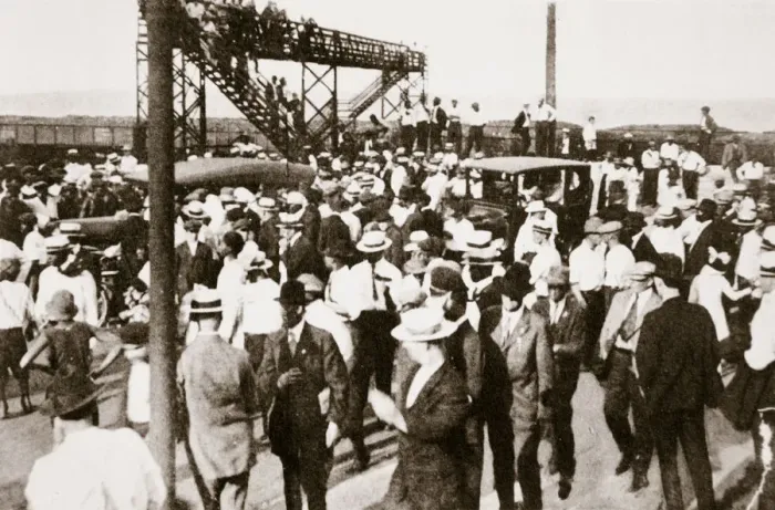 Framed Print : African Americans and whites leaving the beach as trouble begins, Chicago, Illinois, USA, c1919 Framed Print : African Americans and whites leaving the beach as trouble begins, Chicago, Illinois, USA, c1919