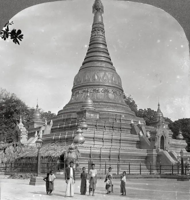 Framed Print : The Aindow Yak Pagoda, Mandalay, Burma, 1908. Artist: Stereo Travel Co Framed Print : The Aindow Yak Pagoda, Mandalay, Burma, 1908. Artist: Stereo Travel Co