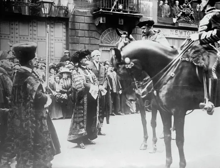 Framed Print : Aldermen Challenge King's Pursuivant at Temple Bar, London, 1910. Creator: Bain News Service Framed Print : Aldermen Challenge King's Pursuivant at Temple Bar, London, 1910. Creator: Bain News Service