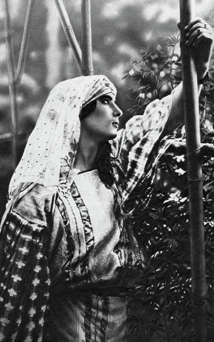 Framed Print : Algerian woman, 1922 Framed Print : Algerian woman, 1922