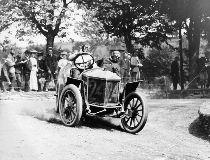 Framed Print : Algernon Guinness driving a Minerva in the Circuit des Ardennes, 1907 Framed Print : Algernon Guinness driving a Minerva in the Circuit des Ardennes, 1907