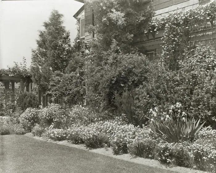 Framed Print : Alicon, Charles Hinman Graves house, 2310 Santa Barbara Street, Santa Barbara, California, 1923. Creator: Frances Benjamin Johnston. Alicon, Charles Hinman Graves house, 2310 Santa Barbara Street, Santa Barbara, California, 1923