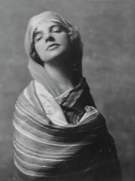 Allan, Maud, Miss, portrait photograph, 1916 Nov. 23. Creator: Arnold Genthe