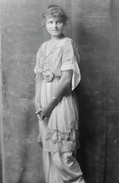 Allen, Dorothy, Miss, portrait photograph, 1914 Aug. 13. Creator: Arnold Genthe