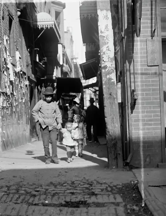 Framed Print : The alley, Chinatown, San Francisco, between 1896 and 1906. Creator: Arnold Genthe Framed Print : The alley, Chinatown, San Francisco, between 1896 and 1906. Creator: Arnold Genthe