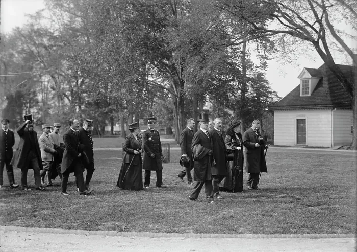 Framed Print : Allied Commission To U.S. At Mount Vernon - In Groups Stolling About Grounds... 1917. Creator: Harris & Ewing. Allied Commission To U.S. At Mount Vernon - In Groups Stolling About Grounds... 1917. Creator: Harris & Ewing Framed Print : Allied Commission To U.S. At Mount Vernon - In Groups Stolling About Grounds... 1917. Creator: Harris & Ewing. Allied Commission To U.S. At Mount Vernon - In Groups Stolling About Grounds... 1917. Creator: Harris & Ewing