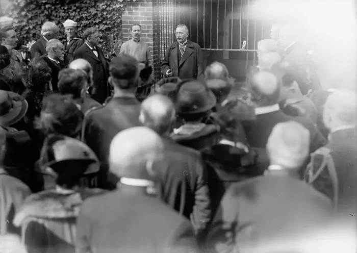 Framed Print : Allied Commission To U.S. At Mount Vernon: Viviani Speaking At Tomb of Washington, 1917. Creator: Harris & Ewing. Allied Commission To U.S. At Mount Vernon: Viviani Speaking At Tomb of Washington, 1917. Creator: Harris & Ewing