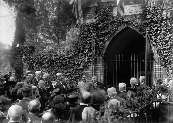 Framed Print : Allied Commission To U.S. At Mount Vernon: Viviani Speaking At Tomb of Washington, 1917. Creator: Harris & Ewing. Allied Commission To U.S. At Mount Vernon: Viviani Speaking At Tomb of Washington, 1917. Creator: Harris & Ewing Framed Print : Allied Commission To U.S. At Mount Vernon: Viviani Speaking At Tomb of Washington, 1917. Creator: Harris & Ewing. Allied Commission To U.S. At Mount Vernon: Viviani Speaking At Tomb of Washington, 1917. Creator: Harris & Ewing