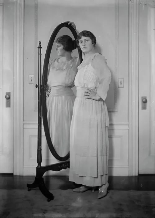 Framed Print : Alma Gluck, between c1915 and c1920. Creator: Bain News Service Framed Print : Alma Gluck, between c1915 and c1920. Creator: Bain News Service
