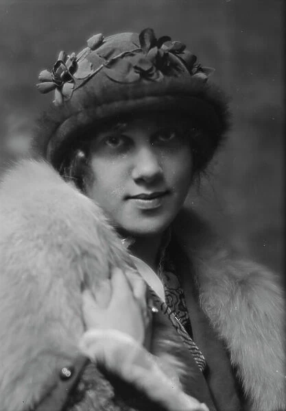 Alt, N. Miss (Adele), portrait photograph, 1913. Creator: Arnold Genthe