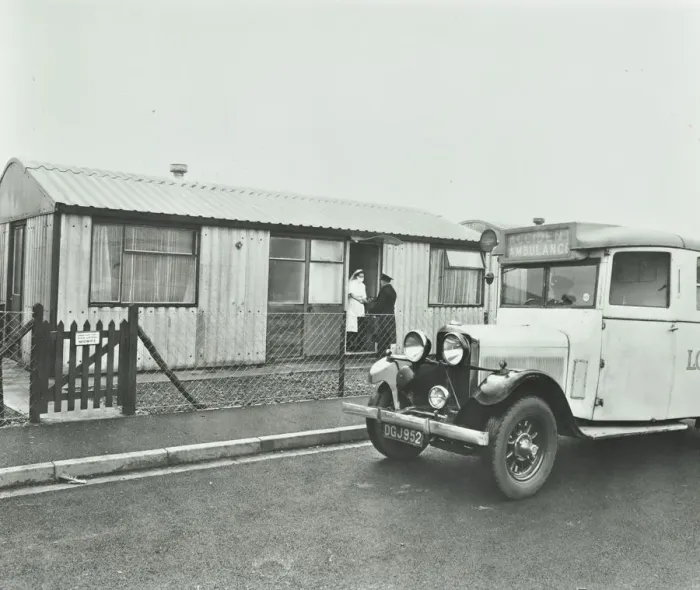 Framed Print : Ambulance delivering a cylinder of gas, Woolwich, London, 1946
