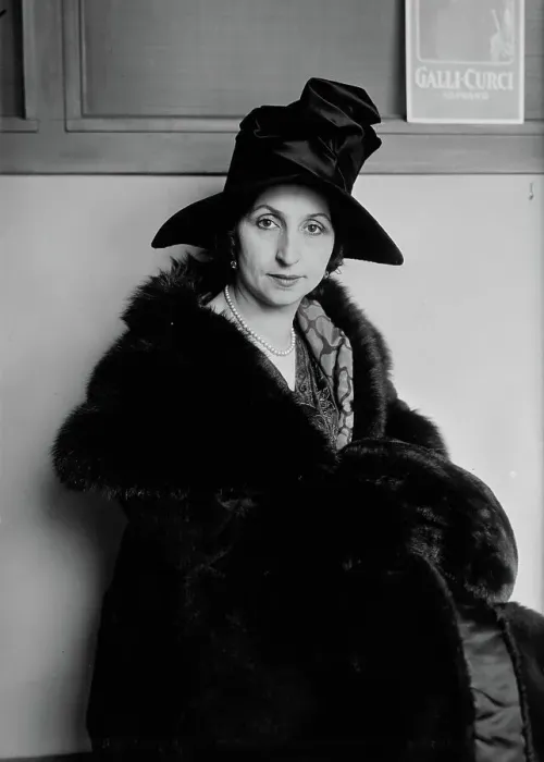 Framed Print : Amelita Galli-Curci, between c1915 and c1920. Creator: Bain News Service Framed Print : Amelita Galli-Curci, between c1915 and c1920. Creator: Bain News Service