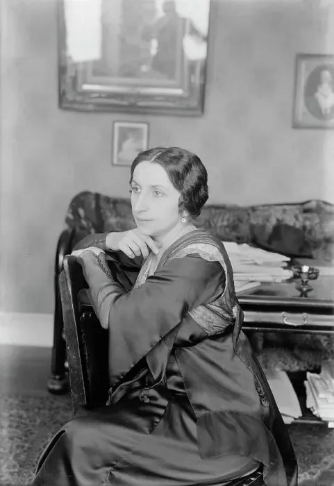 Framed Print : Amelita Galli-Curci, between c1915 and c1920. Creator: Bain News Service Framed Print : Amelita Galli-Curci, between c1915 and c1920. Creator: Bain News Service