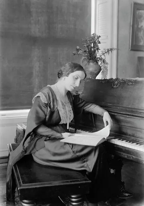 Framed Print : Amelita Galli-Curci, between c1915 and c1920. Creator: Bain News Service Framed Print : Amelita Galli-Curci, between c1915 and c1920. Creator: Bain News Service
