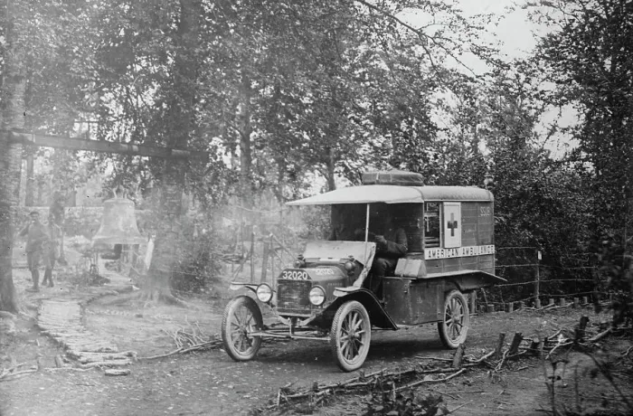 Framed Print : American Ambulance Field service in Woevre Forest, between c1915 and 1918. Creator: Bain News Service Framed Print : American Ambulance Field service in Woevre Forest, between c1915 and 1918. Creator: Bain News Service