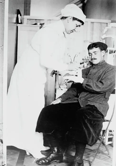 Framed Print : American Nurse, American ambulance, Paris, between 1914 and c1915. Creator: Bain News Service Framed Print : American Nurse, American ambulance, Paris, between 1914 and c1915. Creator: Bain News Service