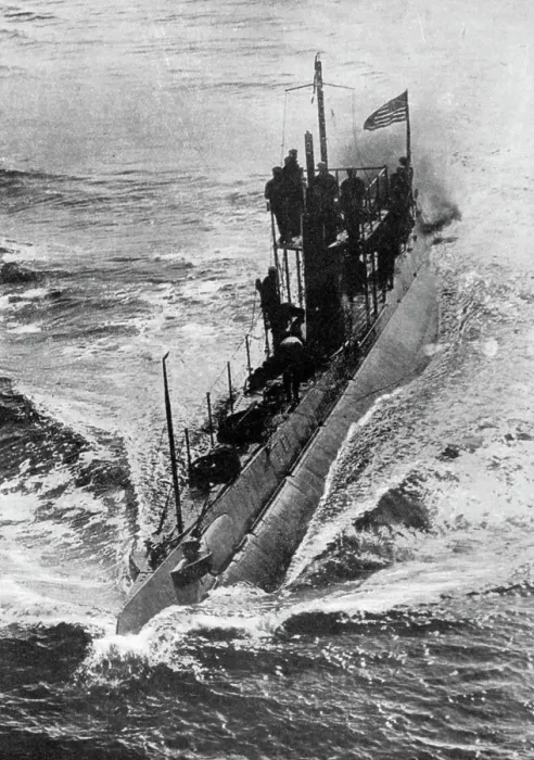 Framed Print : American submarine Preparedness at full speed, First World War, 1914-1918, (c1920) Framed Print : American submarine Preparedness at full speed, First World War, 1914-1918, (c1920)