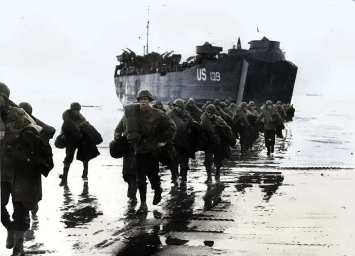 Framed Print : American troops disembark onto the sands of Normandy, 1944 Framed Print : American troops disembark onto the sands of Normandy, 1944