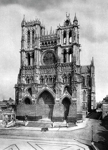 Amiens sous le feu; La Cathedrale d'Amiens sous le revetement qui protegeait les portails, 1918. Creator: Unknown