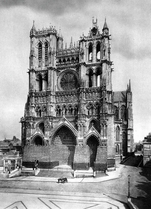 Framed Print : Amiens sous le feu; La Cathedrale d'Amiens sous le revetement qui protegeait les portails, 1918. Creator: Unknown Framed Print : Amiens sous le feu; La Cathedrale d'Amiens sous le revetement qui protegeait les portails, 1918. Creator: Unknown