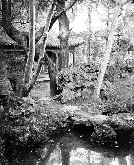Framed Print : Amoy (Xiamen), Fukien province, China: a temple, 1870 / 1871. Creator: John Thomson Framed Print : Amoy (Xiamen), Fukien province, China: a temple, 1870 / 1871. Creator: John Thomson