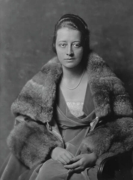 Andrews, E. Miss, portrait photograph, 1916. Creator: Arnold Genthe