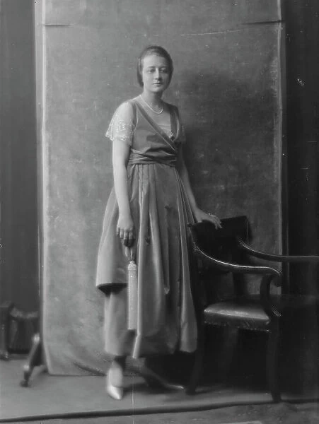 Andrews, E. Miss, portrait photograph, 1916. Creator: Arnold Genthe
