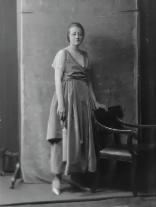 Framed Print : Andrews, E. Miss, portrait photograph, 1916. Creator: Arnold Genthe Framed Print : Andrews, E. Miss, portrait photograph, 1916. Creator: Arnold Genthe