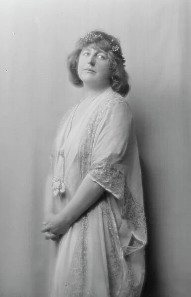 Anglin, Margaret, Miss, portrait photograph, between 1910 and 1925. Creator: Arnold Genthe