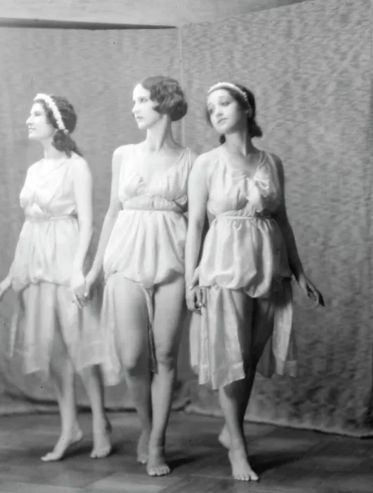 Framed Print : Anna Duncan and dancers, between 1911 and 1942. Creator: Arnold Genthe Framed Print : Anna Duncan and dancers, between 1911 and 1942. Creator: Arnold Genthe