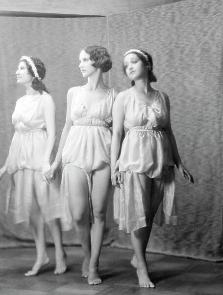 Anna Duncan and dancers, between 1911 and 1942. Creator: Arnold Genthe