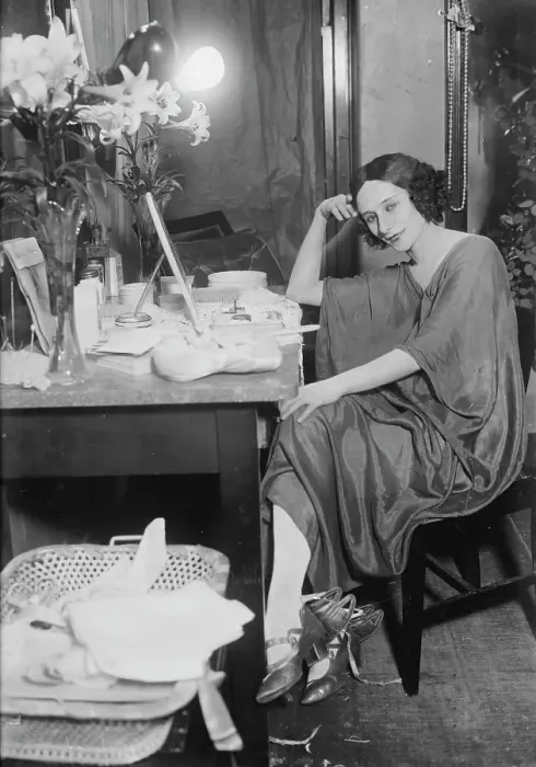 Framed Print : Anna Pavlowa, between c1910 and c1915. Creator: Bain News Service Framed Print : Anna Pavlowa, between c1910 and c1915. Creator: Bain News Service