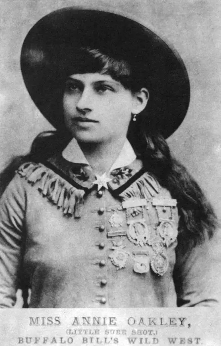 Framed Print : Annie Oakley, American exhibition sharpshooter, late 19th century (1954) Framed Print : Annie Oakley, American exhibition sharpshooter, late 19th century (1954)