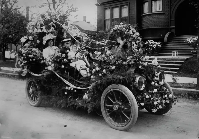 Framed Print : Annual flower fete, Portland, Oregon, between c1910 and c1915. Creator: Bain News Service Framed Print : Annual flower fete, Portland, Oregon, between c1910 and c1915. Creator: Bain News Service