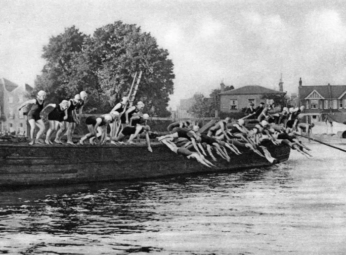 Framed Print : The annual Kew to Putney ladies swimming race, London, 1926-1927 Framed Print : The annual Kew to Putney ladies swimming race, London, 1926-1927
