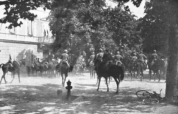 Apres la prise de Gorizia - La cavalerie italienne devant le Palais du Commandement, 1916. Creator: Unknown