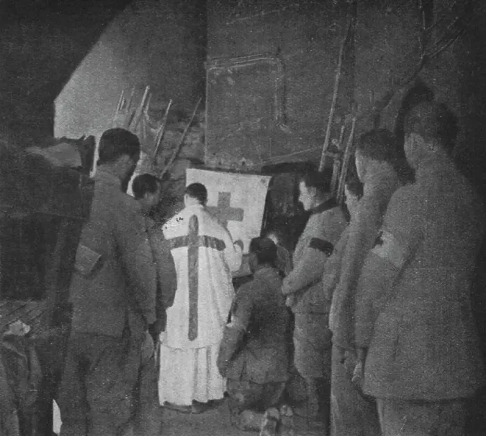 Framed Print : Apres la reprise du Fort de Vaux; la premiere messe, dans une casemate du fort reconquis, 1916. Creator: Unknown Framed Print : Apres la reprise du Fort de Vaux; la premiere messe, dans une casemate du fort reconquis, 1916. Creator: Unknown