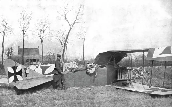 Framed Print : Apres le Combat; Une sentinelle francaise veille le corps d'un aviateur ennemi reposant... 1916. Creator: Unknown Framed Print : Apres le Combat; Une sentinelle francaise veille le corps d'un aviateur ennemi reposant... 1916. Creator: Unknown