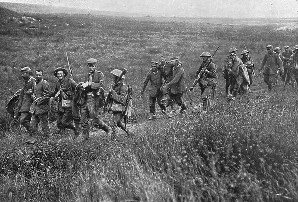 Apres les succes Britanniques au Nord de la Somme; Prisonniers blesses diriges de... 1916. Creator: Unknown