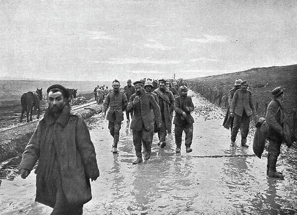 Apres notre succes du 15 decembre au Nord de Verdun; un convoi de 300 prisonniers...1916. Creator: Unknown