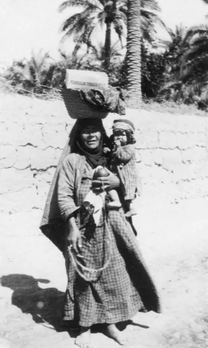 Framed Print : Arab woman and child, 1917-1919 Framed Print : Arab woman and child, 1917-1919
