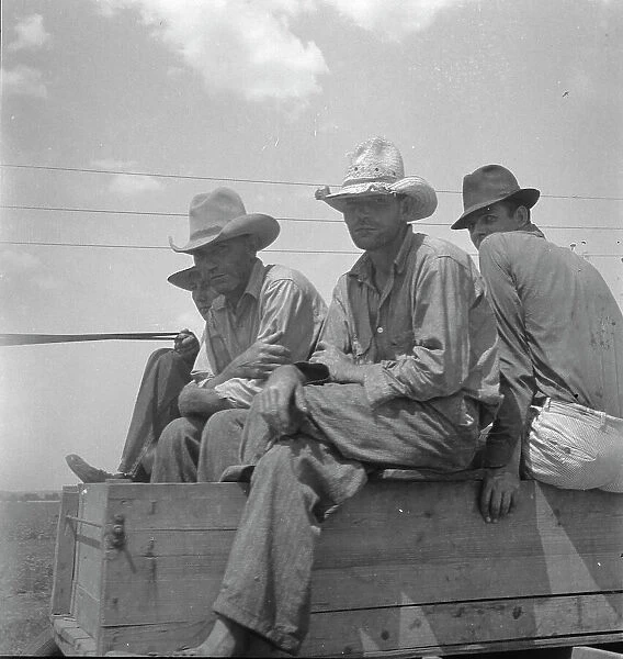 Arkansas sharecroppers going home, near Blytheville... 1936. Creator: Dorothea Lange