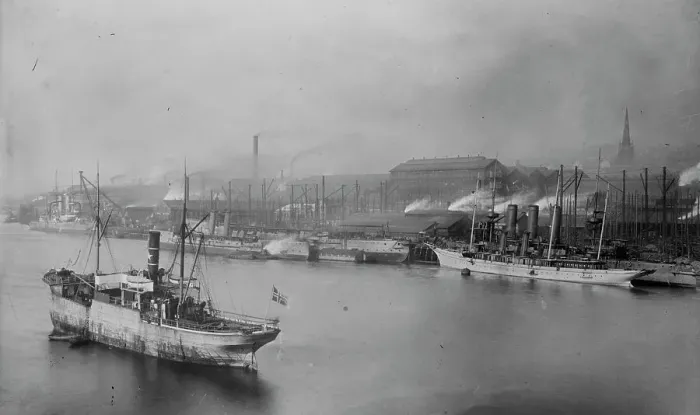 Framed Print : Armstrong gun works, Newcastle [docks], 1915. Creator: Bain News Service