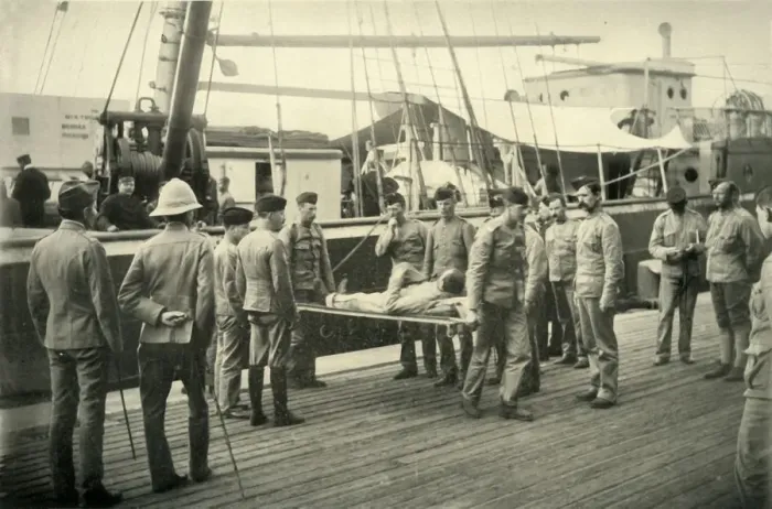 Framed Print : Arrival at Cape Town of Wounded from Natal, 1900. Creator: Hosking Framed Print : Arrival at Cape Town of Wounded from Natal, 1900. Creator: Hosking