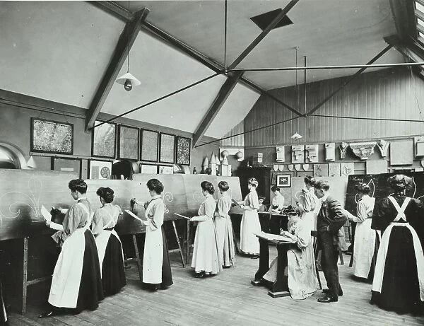 Art class for female students, Battersea Polytechnic, London, 1907