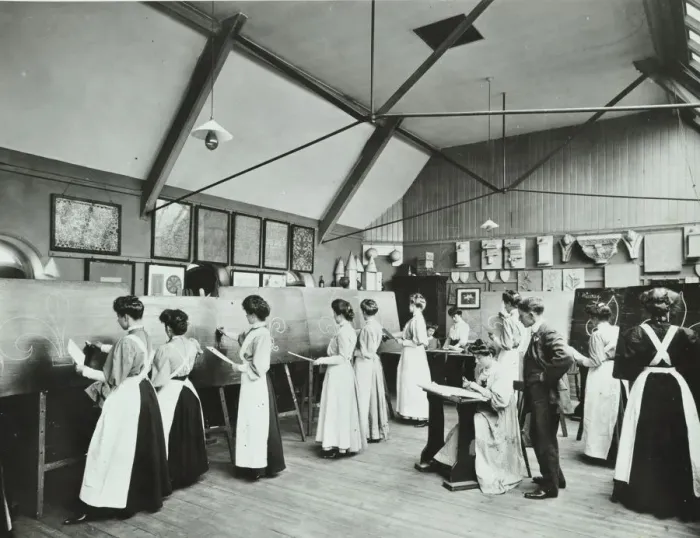 Framed Print : Art class for female students, Battersea Polytechnic, London, 1907 Framed Print : Art class for female students, Battersea Polytechnic, London, 1907