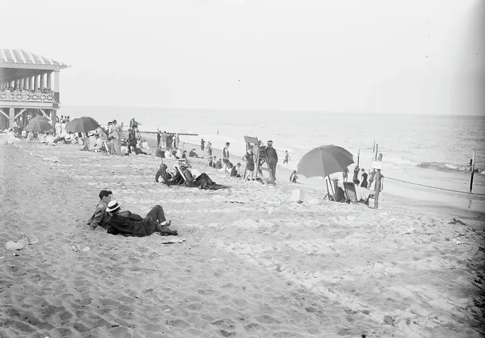 Framed Print : Asbury Park, between c1910 and c1915. Creator: Bain News Service Framed Print : Asbury Park, between c1910 and c1915. Creator: Bain News Service