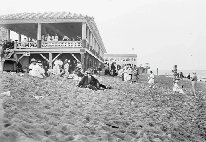 Framed Print : Asbury Park, between c1910 and c1915. Creator: Bain News Service Framed Print : Asbury Park, between c1910 and c1915. Creator: Bain News Service