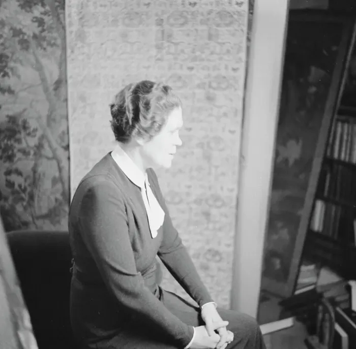 Framed Print : Ashton, E.L. Mrs. portrait photograph, between 1926 and 1942. Creator: Arnold Genthe Framed Print : Ashton, E.L. Mrs. portrait photograph, between 1926 and 1942. Creator: Arnold Genthe